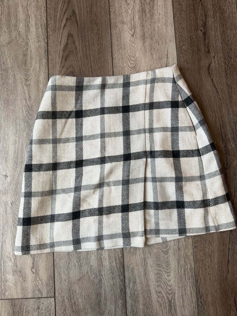 Uniqlo Plaid Mini Skirt Size 6 Black White Wool Blend